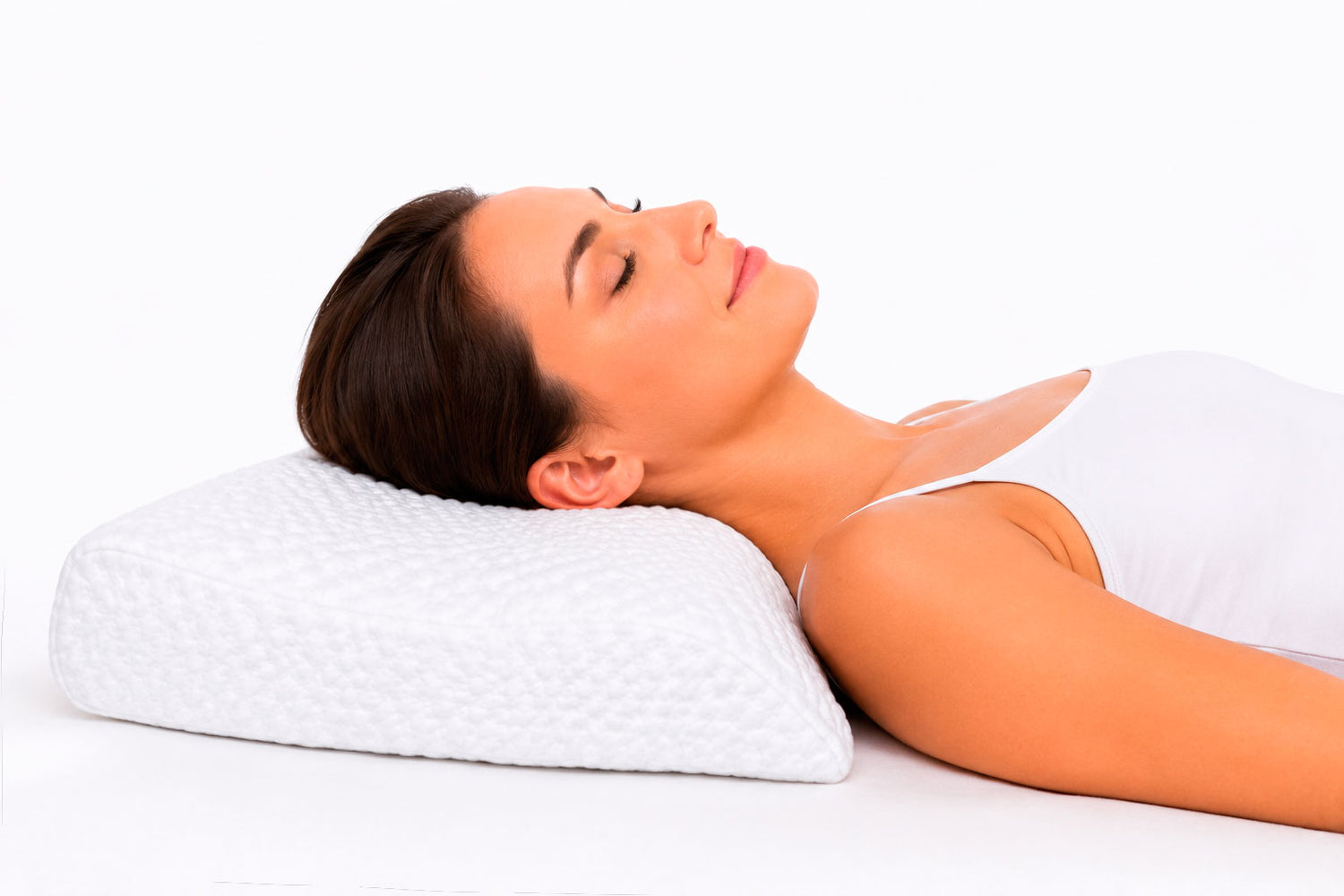 Ergonomisches Kopfpolster unterstützt Rücken- und Seitenschläfer während der Nacht.
